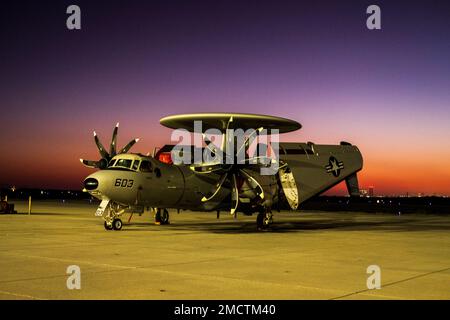 220713-N-KD414-0254 eine E-2D Advanced Hawkeye, die den „Black Eagles“ der Carrier Airborne Early Warning Squadron (VAW) 113 zugewiesen wurde, erwartet den Flugbetrieb an Bord von Point Mugu am 09. Juli 2022. NBVC besteht aus drei verschiedenen Einrichtungen: Point Mugu, Port Hueneme und San Nicolas Island. Es ist der größte Arbeitgeber im Ventura County und schützt aktiv die größten Feuchtgebiete der kalifornischen Küste durch seine preisgekrönten Umweltprogramme. Stockfoto