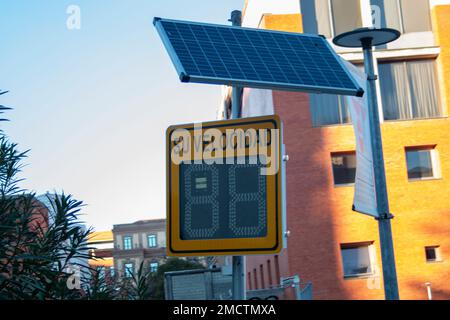 Verkehrszeichen, Geschwindigkeitsradar, mit Solarmodul für Stromversorgung, in Madrid Stockfoto