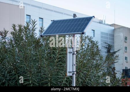 Verkehrszeichen, Geschwindigkeitsradar, mit Solarmodul für Stromversorgung, in Madrid Stockfoto