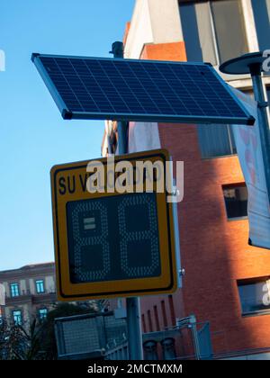 Verkehrszeichen, Geschwindigkeitsradar, mit Solarmodul für Stromversorgung, in Madrid Stockfoto