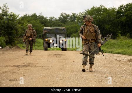 USA Marinekorp CPL. Nicholas Favot, Left, und CPL. Brock Clarke, Right, beide Kampftechniker der Alpha Company, 9. Technisches Stützbataillon, 3. Marine Logistics Group, suchen nach simulierten unkonventionellen Sprengkörpern in Dagmar North Training Area, Republik Korea, 9. Juli 2022. Marines mit 9. ESB nehmen an einer groß angelegten Feldschulung Teil, bei der es darum geht, die integrierten Fähigkeiten gemeinsamer und alliierter Partner zu nutzen, um das Bewusstsein für alle Bereiche, das Manöver und Brände in einer verteilten Berglandschaft zu stärken. Stockfoto