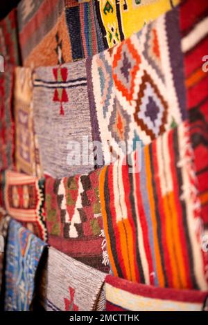 Bunte handgefertigte Wollteppiche aus beduinen, Petra, Jordan Stockfoto