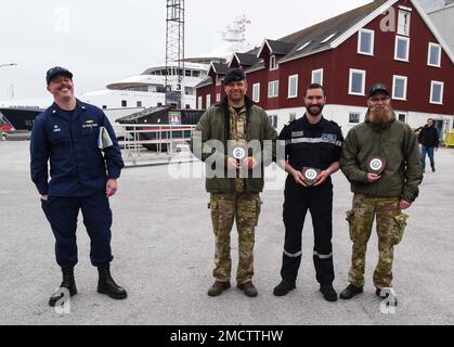 UCGC Oak (WLB 211) Befehlshaber LT. Commander. Jacob Loman überreicht dänischen und französischen Partnern bei einem Treffen in Nuuk (Grönland) am 9. Juli 2022 die Plaketten für Übungen von Argus. USA Mitglieder der Küstenwache und aus Frankreich, Dänemark und Grönland trafen sich zu einem moralischen Ereignis am Ende der fünftägigen Übung Argus. USA Foto der Küstenwache von Petty Officer 2. Klasse Diana Sherbs. Stockfoto