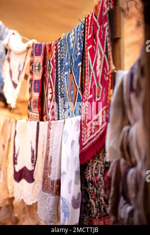 Bunte handgefertigte Wollteppiche aus beduinen, Petra, Jordan Stockfoto