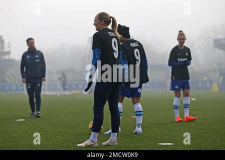 London, Großbritannien. 22. Januar 2023. London, Januar 22. 2023: Chelsea-Spieler tragen warme Tops zu Ehren von Gianluca Vialli beim Barclays FA Womens Super League-Spiel zwischen Chelsea und Liverpool in Kingsmeadow, London, England. (Pedro Soares/SPP) Kredit: SPP Sport Press Photo. Alamy Live News Stockfoto