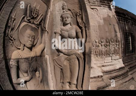 Nahaufnahme der Schnitzereien der Asaras in der Wand, des Angkor Wat Tempels, Siem Riep, Kambodscha Stockfoto