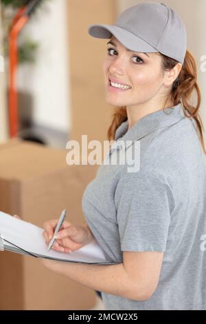 Professionelle Umzugsleute, die umziehen Stockfoto