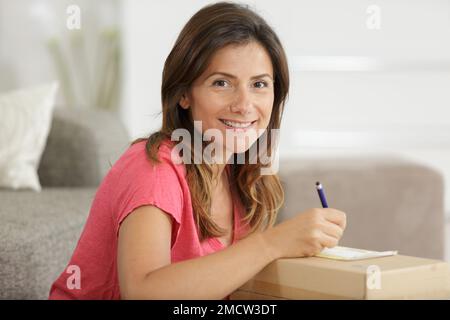 Eine weibliche Hand und ein Brief Stockfoto