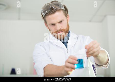 Männlicher medizinischer oder wissenschaftlicher Laborforscher Stockfoto