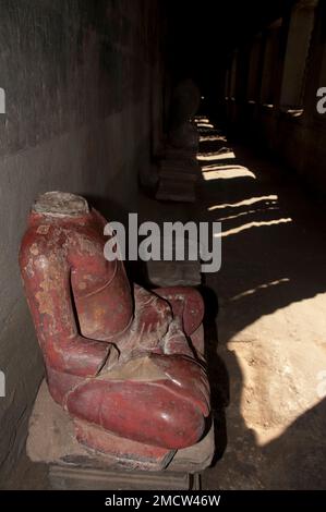 Kopflose rote Sitzstatue im Korridor, Angkor Wat, Siem Riep, Kambodscha Stockfoto