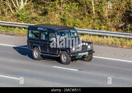1997, 90s, Neunziger schwarzer britischer LAND ROVER DEFENDER TDI 2495cc Diesel 4x4 Geländefahrzeug; Fahrt auf der Autobahn M61, Großbritannien Stockfoto