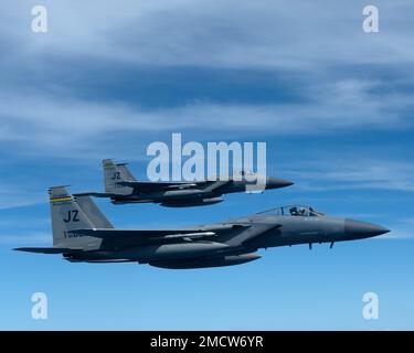 F-15 Eagles mit dem 159. Fighter Wing, Louisiana, fliegen neben einem KC-135 Stratotanker mit dem 914. Air Tanken Flügel, New York, über den Südosten der USA, am 10. Juli 2022. Ehepartner von 307. Bombenflügelflugzeugen beobachteten das Auftanken der Eagles vom KC-135. Stockfoto