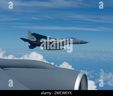 Ein F-15 Eagle mit dem 159. Fighter Wing, Louisiana, fliegt neben einem KC-135 Stratotanker mit dem 914. Air Tanken Flügel, New York, über den Südosten der USA, am 10. Juli 2022. Ehepartner von 307. Bombenflüglern beobachteten das Auftanken des Eagle vom KC-135. Stockfoto