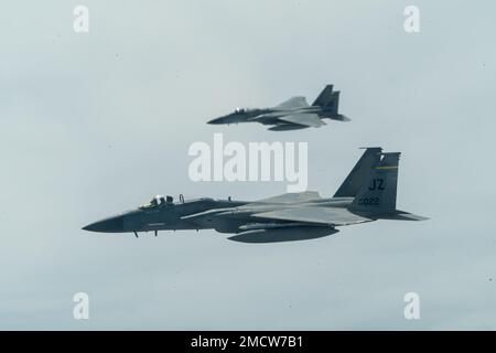 Ein Paar F-15 Eagles mit dem 159. Fighter Wing aus Louisiana fliegen neben einem KC-135 Stratotanker mit dem 914. Air Tanken Wing, New York, 10. Juli 2022, über dem Südosten der USA. Der 159. Kampfflügel trägt den Spitznamen „Bayou-Miliz“, der auf beiden Schwänzen des F-15 ausgestellt ist. Stockfoto