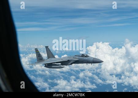 Ein F-15 Eagle mit dem 159. Fighter Wing aus Louisiana fliegt neben einem KC-135 Stratotanker mit dem 914. Air Tanken Wing, New York, 10. Juli 2022, über den Südosten der USA. Der 159.-Kampfflug trägt den Spitznamen „Bayou-Miliz“, der auf dem Schwanz der F-15 abgebildet ist. Stockfoto