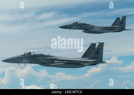 Ein Paar F-15 Eagles mit dem 159. Fighter Wing aus Louisiana fliegen neben einem KC-135 Stratotanker mit dem 914. Air Tanken Wing, New York, 10. Juli 2022, über dem Südosten der USA. Der 159. Kampfflügel trägt den Spitznamen „Bayou-Miliz“, der auf beiden Schwänzen des F-15 ausgestellt ist. Stockfoto