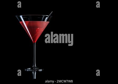 Kosmopolitischer Cocktail mit Kirsche in martini-Glas Stockfoto