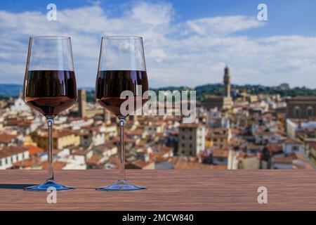 Zwei Gläser Rotwein mit Blick von oben auf das historische Stadtzentrum von Florenz in Italien Stockfoto