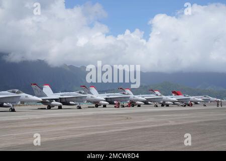 KANEOHE BAY, Hawaii (10. Juli 2022) - U.S. Marine Corps F/A-18 Hornets werden in einer Reihe an der Marine Corps Air Station Kaneohe Bay, Hawaii, während des Rim of the Pacific (RIMPAC) 2022 angeordnet. 26 Nationen, 38 Schiffe, vier U-Boote, mehr als 170 Flugzeuge und 25.000 Mitarbeiter nehmen vom 29. Juni bis zum 4. August an RIMPAC in und um die Hawaii-Inseln und Südkalifornien Teil. RIMPAC, die weltweit größte internationale maritime Übung, bietet eine einzigartige Ausbildungsmöglichkeit und fördert und pflegt kooperative Beziehungen zwischen den Teilnehmern, die für die Sicherheit des Meeres von entscheidender Bedeutung sind Stockfoto