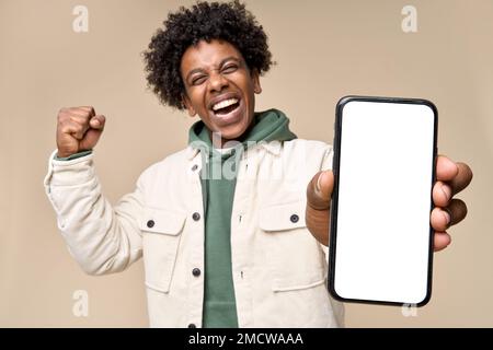 Glücklicher afroamerikanischer Sieger, der ein großes Modell des Handybildschirms zeigt. Stockfoto
