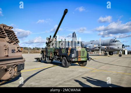 Mont De Marsan, Frankreich. 22. Januar 2023 Auf der Militärbasis 118 ist ein selbstfahrender Howitzer von Cäsar abgebildet. In Mon-de-Marsan, Frankreich, am 20. Januar 2023. Foto: Ugo Amez/Pool/ABCAPRESS.COM Kredit: Abaca Press/Alamy Live News Stockfoto