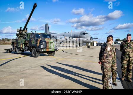 Mont De Marsan, Frankreich. 22. Januar 2023 Auf der Militärbasis 118 ist ein selbstfahrender Howitzer von Cäsar abgebildet. In Mon-de-Marsan, Frankreich, am 20. Januar 2023. Foto: Ugo Amez/Pool/ABCAPRESS.COM Kredit: Abaca Press/Alamy Live News Stockfoto