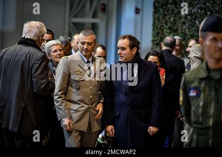 Mont De Marsan, Frankreich. 22. Januar 2023 Der französische Armeeminister Sebastien Lecornu spricht am 20. Januar 2023 mit dem französischen Generalstabschef Thierry Burkhard auf der Militärbasis 118 in Mon-de-Marsan, Frankreich. Foto: Ugo Amez/Pool/ABCAPRESS.COM Kredit: Abaca Press/Alamy Live News Stockfoto