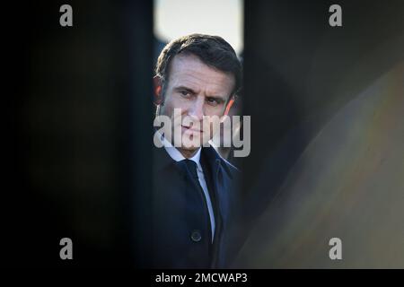 Mont De Marsan, Frankreich. 22. Januar 2023 Der französische Präsident Emmanuel Macron nimmt am 20. Januar 2023 an thematischen Workshops Teil und spricht mit dem Militär auf der Militärbasis 118 in Mon-de-Marsan, Frankreich. Foto: Ugo Amez/Pool/ABCAPRESS.COM Kredit: Abaca Press/Alamy Live News Stockfoto