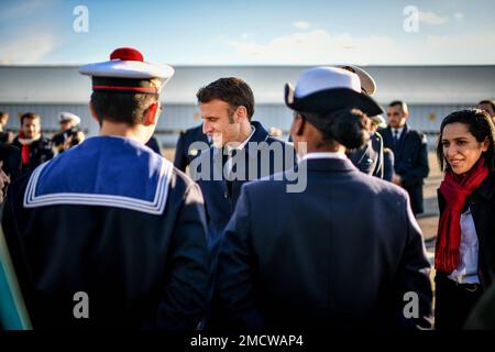 Mont De Marsan, Frankreich. 22. Januar 2023 Der französische Präsident Emmanuel Macron nimmt am 20. Januar 2023 an thematischen Workshops Teil und spricht mit dem Militär auf der Militärbasis 118 in Mon-de-Marsan, Frankreich. Foto: Ugo Amez/Pool/ABCAPRESS.COM Kredit: Abaca Press/Alamy Live News Stockfoto