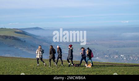 Brighton UK 22. Januar 2023 - Wanderer genießen einen wunderschönen sonnigen, aber kalten Morgen mit nebligen Aussichten von Devils Dyke entlang des South Downs Way in der Nähe von Brighton : Credit Simon Dack / Alamy Live News Stockfoto