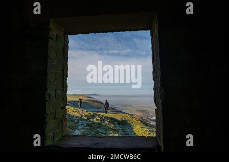 Brighton UK 22. Januar 2023 - Wanderer genießen einen wunderschönen sonnigen, aber kalten Morgen mit nebligen Aussichten von Devils Dyke entlang des South Downs Way in der Nähe von Brighton : Credit Simon Dack / Alamy Live News Stockfoto