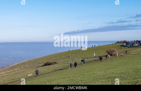 Brighton UK 22. Januar 2023 - Wanderer genießen einen wunderschönen sonnigen, aber kalten Morgen mit nebligen Aussichten von Devils Dyke entlang des South Downs Way in der Nähe von Brighton : Credit Simon Dack / Alamy Live News Stockfoto