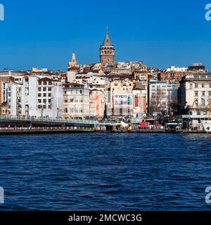 Blick über den Bosporus bis zum Karakoey-Viertel mit Galata-Brücke und Galata-Turm, Beyoglu, Istanbul, Türkei Stockfoto