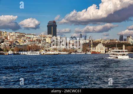 Blick vom Bosporus auf die Dolmabahce-Moschee, den Turm des luxuriösen Ritz Carlton Hotels, Istanbul, Türkei Stockfoto
