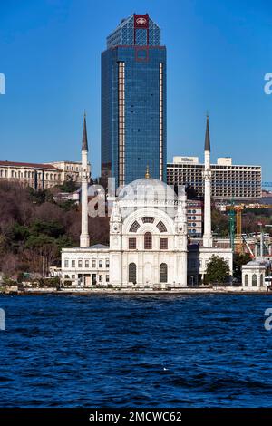 Dolmabahce Moschee, Turm des luxuriösen Ritz Carlton Hotels, Hilton Istanbul Bosporus, vom Bosporus aus gesehen, Istanbul, Türkei Stockfoto