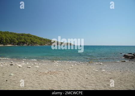 Strand an der Mittelmeerküste der Stadt Antalya, Turkiye Stockfoto