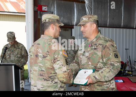 USA Oberleutnant Nathan Speanburg, ehemaliger Befehlshaber des 572. Brigadeingenieurbataillons, 86. Infanteriebrigade Combat Team (Mountain), Vermont Army National Guard, erhält während einer Zeremonie zum Kommandowechsel am Regionalflughafen Rutland Southern Vermont, North Clarendon, V.T., am 10. Juli 2022 eine Army Meritorious Service Medaille. USA Armeekollege Leonard Poirier, Commander, 86. Infanterie-Brigade-Kampfteam (Mountain), Vermont Army National Guard, überreicht die Medaille. Stockfoto