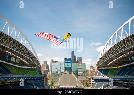 220710-N-IW288-1032 SEATTLE (10. Juli 2022) Ein Mitglied des Navy Parachute Team, die „Leap Frogs“, springt während einer Zeremonie vor dem Spiel für ein Spiel der National Women's Soccer League zwischen OL Reign und Portland Thorns mit Fallschirmen in Lumen Field. Die Sprungfrösche sind das offizielle Fallschirm-Demonstrationsteam der US Navy und Teil des US Naval Special Warfare Kommandos. Das Leap Frogs Navy Fallschirmteam besteht aus aktiven Navy Seals, Special Warfare Combatant-Craft Crewmen (SWCC), Explosive Ordnance Disposal (EOD), Tauchern und Hilfspersonal. Stockfoto