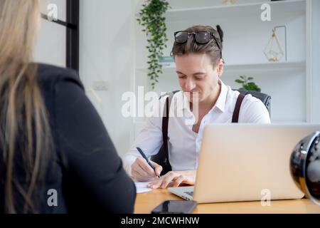 Junge kaukasische Geschäftsfrau sitzt und Job-Interview mit Manager im Büro, hr-Direktor reden und Interview mit Personal Rekrutierung und cont Stockfoto