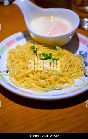 Traditionelle japanische Ramen-Nudeln mit pochiertem Ei an der Seite Stockfoto