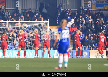 Kingston, Großbritannien. 22. Januar 2023. Liverpool Women applaudiert den Fans, nachdem das Spiel während des FA Women's Super League-Spiels zwischen Chelsea Women und Liverpool Women im Cherry Red Records Stadium, Kingston, England, am 22. Januar 2023 aufgegeben wurde. Foto von Carlton Myrie. Nur redaktionelle Verwendung, Lizenz für kommerzielle Verwendung erforderlich. Keine Verwendung bei Wetten, Spielen oder Veröffentlichungen von Clubs/Ligen/Spielern. Kredit: UK Sports Pics Ltd/Alamy Live News Stockfoto