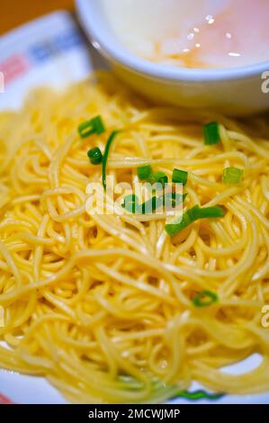 Traditionelle japanische Ramen-Nudeln mit pochiertem Ei an der Seite Stockfoto