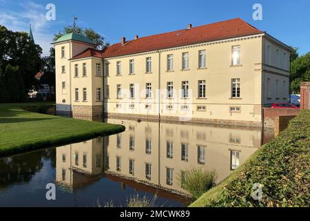 Blick auf das klassische Schloss Westerholt mit Reflexion des Gebäudes im historischen Wassergraben Westerholt, Herten, Nordrhein-Westfalen, Deutschland Stockfoto