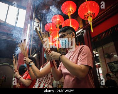 Kuala Lumpur, Malaysia. 22. Januar 2023. Malaysische ethnische Chinesen beten am ersten Tag des chinesischen MondNeujahrs in einem Tempel in Kuala Lumpur. Das Mondneujahr beginnt am 22. Januar und begrüßt das Jahr des Hasen, das von den Chinesen weltweit gefeiert wird. Kredit: SOPA Images Limited/Alamy Live News Stockfoto