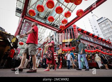 Kuala Lumpur, Malaysia. 22. Januar 2023. Am ersten Tag des chinesischen Neujahrsmonats laufen die Menschen in einem Tempel in Kuala Lumpur unter den roten Laternen im Viertel China Town. Das Mondneujahr beginnt am 22. Januar und begrüßt das Jahr des Hasen, das von den Chinesen weltweit gefeiert wird. Kredit: SOPA Images Limited/Alamy Live News Stockfoto