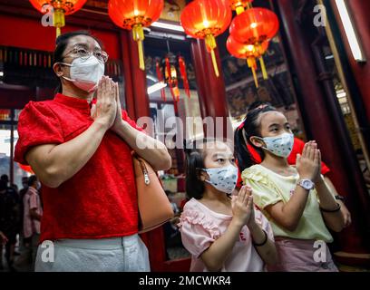 Kuala Lumpur, Malaysia. 22. Januar 2023. Malaysische ethnische Chinesen beten am ersten Tag des chinesischen MondNeujahrs in einem Tempel in Kuala Lumpur. Das Mondneujahr beginnt am 22. Januar und begrüßt das Jahr des Hasen, das von den Chinesen weltweit gefeiert wird. Kredit: SOPA Images Limited/Alamy Live News Stockfoto