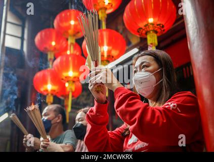 Kuala Lumpur, Malaysia. 22. Januar 2023. Malaysische ethnische Chinesen beten am ersten Tag des chinesischen MondNeujahrs in einem Tempel in Kuala Lumpur. Das Mondneujahr beginnt am 22. Januar und begrüßt das Jahr des Hasen, das von den Chinesen weltweit gefeiert wird. Kredit: SOPA Images Limited/Alamy Live News Stockfoto