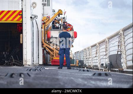 USA Coast Guard Petty Officer 3. Class Jacob Pollard, ein Ladenbesitzer an Bord Coast Guard Cutter Bear (WMEC 901) beobachtet Bootskontrollen, um die Sicherheit seiner Schiffskameraden, Atlantik, zu gewährleisten, am 10. Juli 2022. Pollard diente als Bootswains als Wachkollege und erfüllte eine seiner Pflichten. Stockfoto