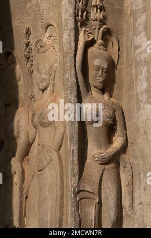 Schnitzereien tanzender Asaras in einer Ecke der Mauer, Tempel von Angkor Wat, Siem Riep, Kambodscha Stockfoto