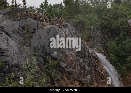 Bergsteigerlehrer vom Northern Warfare Training Center halten einen Kurs über die Grundanker mit 11. Soldaten der Airborne Division am H Rock at the Rock Site während des Basic Military Mountaineering Kurses auf der Black Rapids Training Site am 10. Juli. Der Zweck des 14-tägigen Kurses besteht darin, Soldaten darin zu trainieren, wie man sich durch bergiges Gelände manövriert, und dann zurück zu ihren Einheiten zu gehen und den Einheiten Soldaten zur Verfügung zu stellen, die in der Lage sind, das bergige Gelände von Alaska zu überqueren. (Foto von Staff Sgt. Christopher Dennis/11. Airborne Division Public Affairs NCO) Stockfoto